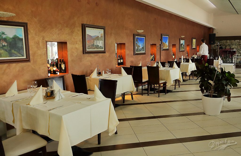 Ресторантът на хотел Ува Нестум с красивите картини