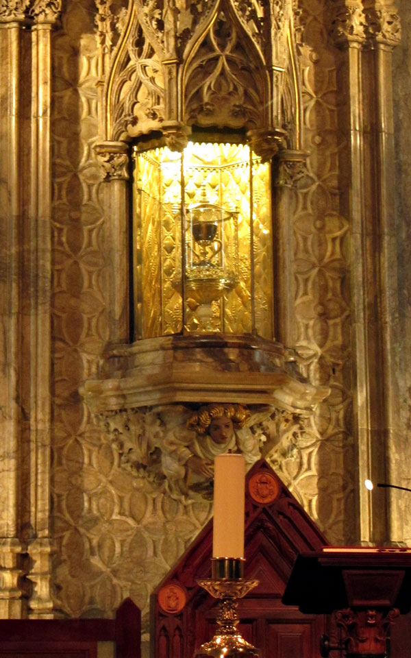 В катедралата: Светият Граал