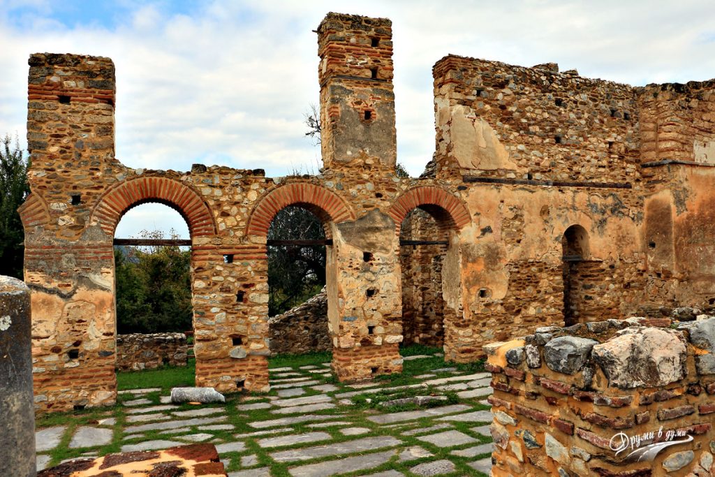 Сред руините на базиликата