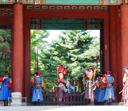 Най-впечатляващите церемонии по смяна на караула в света