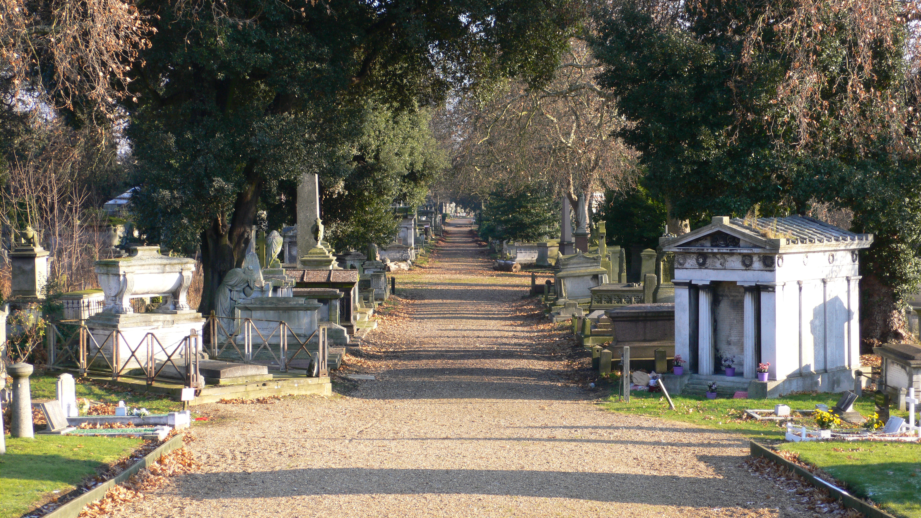 Kensal_Green_Cemetery_view_December_2005[1]